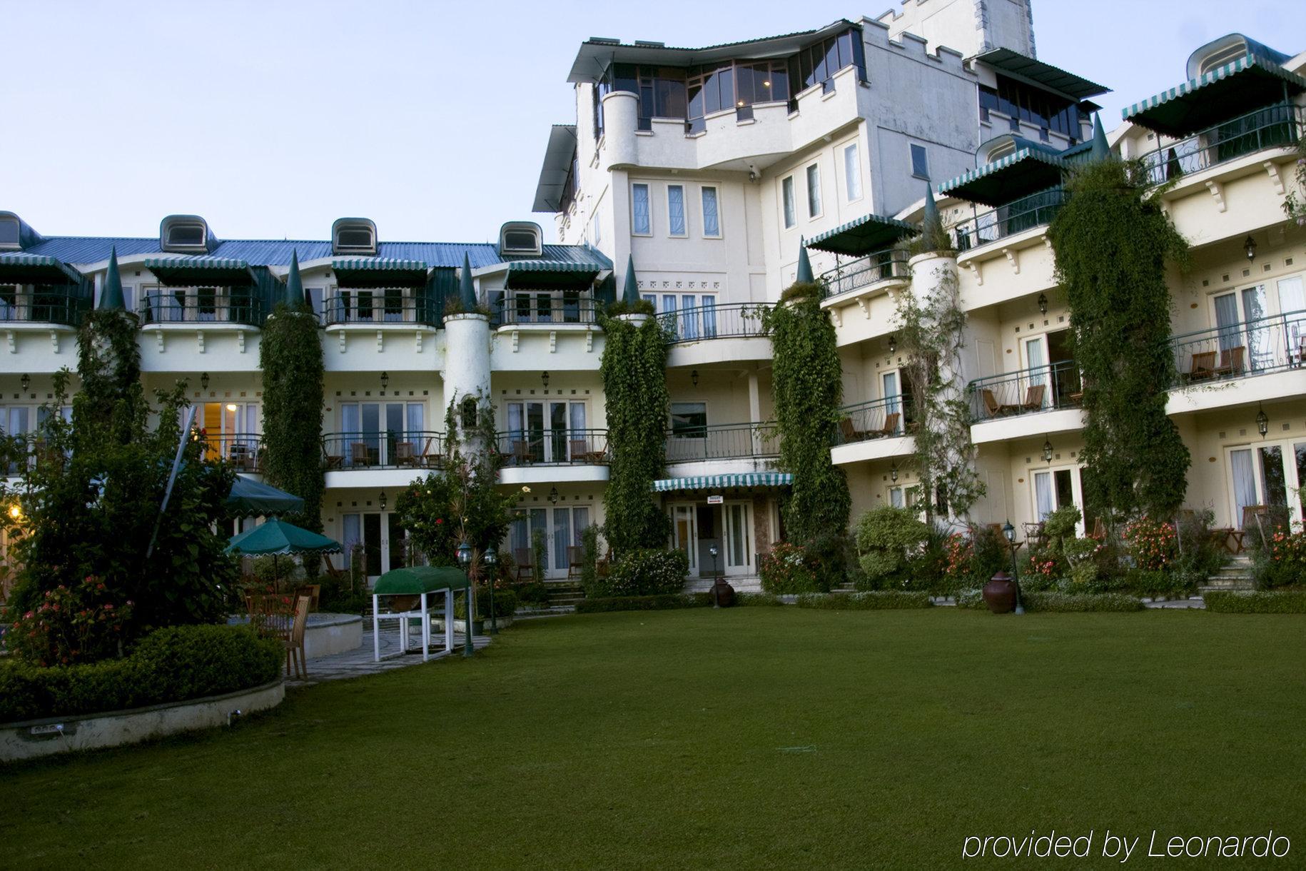 Club Bali Suites At Kota Bunga Cipanas  Exteriör bild